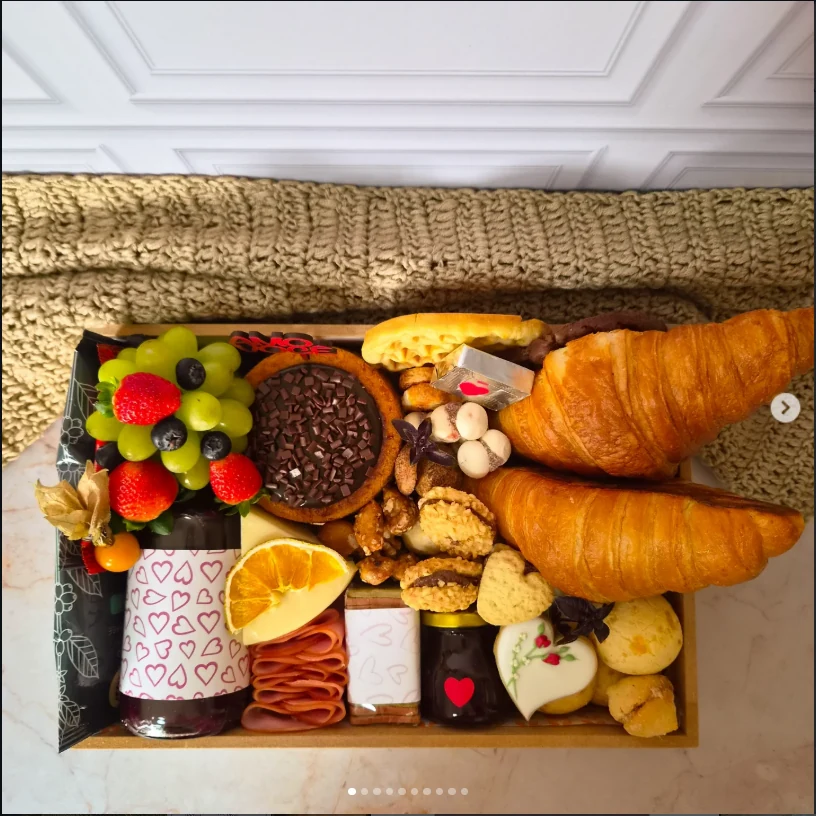 Box de brunch com frutas e pães