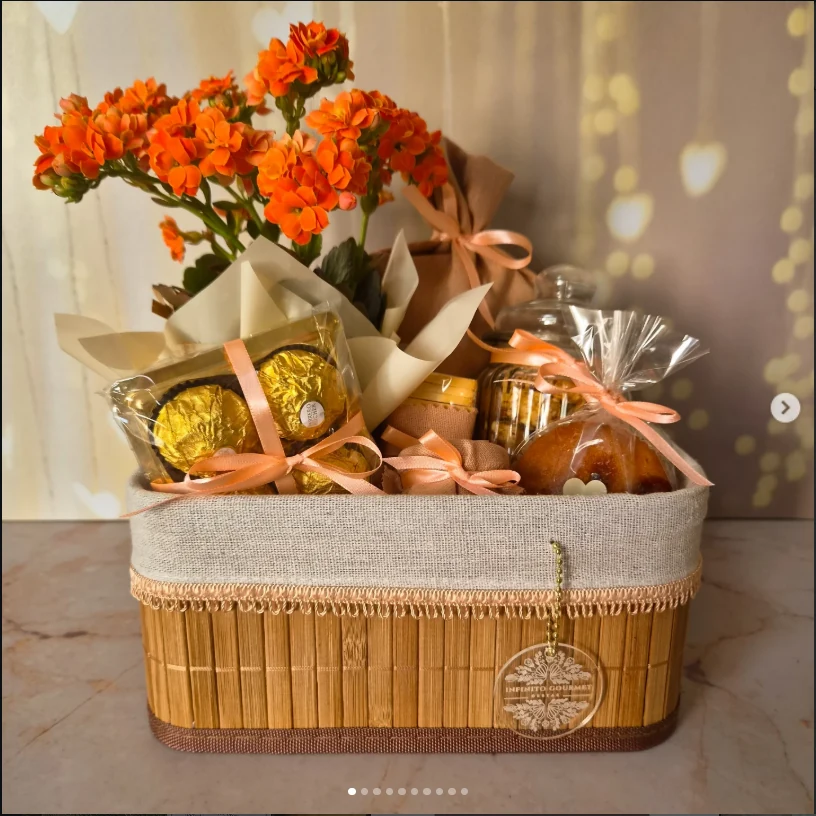 Cesta com flores e produtos gourmet